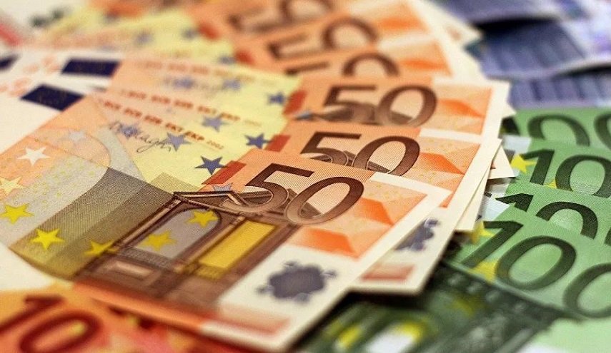 محاكمة رجل أعمال أوروبي ألقى آلاف اليوروهات المزيفة على عمال في دبي