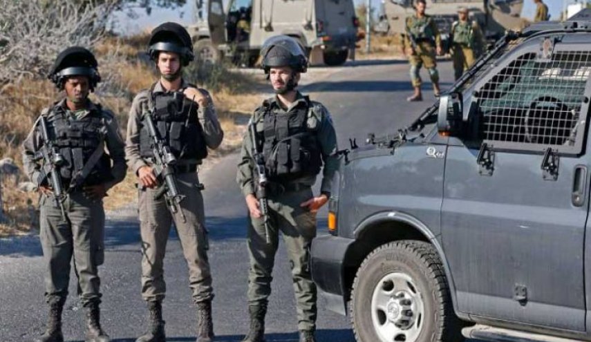 الاحتلال يعتقل 3 فلسطينيين اقتحموا قاعدة عسكرية
