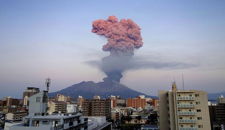صاعقة وحمم بركانية تجتمعان في مشهد واحد باليابان +صورة