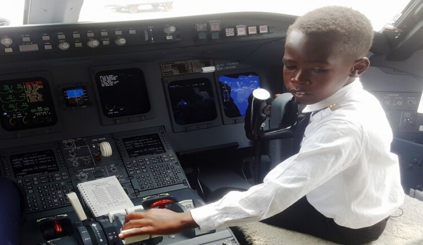 بالصور.. صبي في السابعة يبهر أوغندا بمواهبه في الطيران 