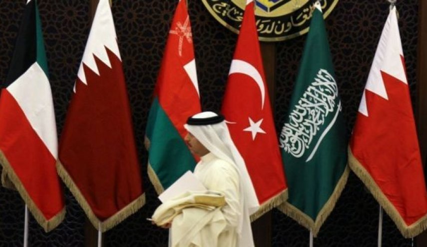 الملك السعودي يتوسل لقادة الدول الخليجية لحضور قمة الرياض