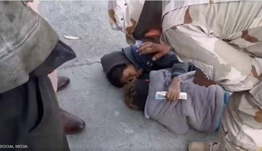 ما قصة 'الطفل العراقي الذي مات بين احضان اخيه في الشارع'؟ هل هي حقيقية؟