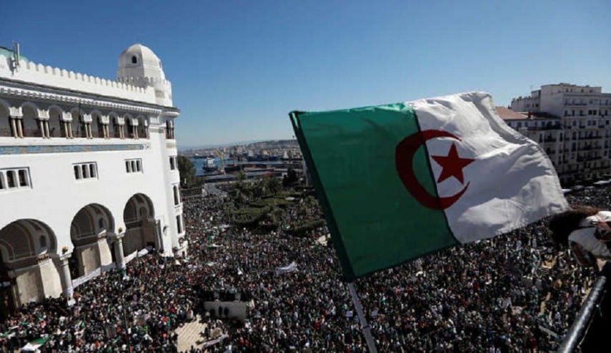 الجزائر تنقل 3 سجناء من الحراك الشعبي مضربين عن الطعام إلى المستشفى