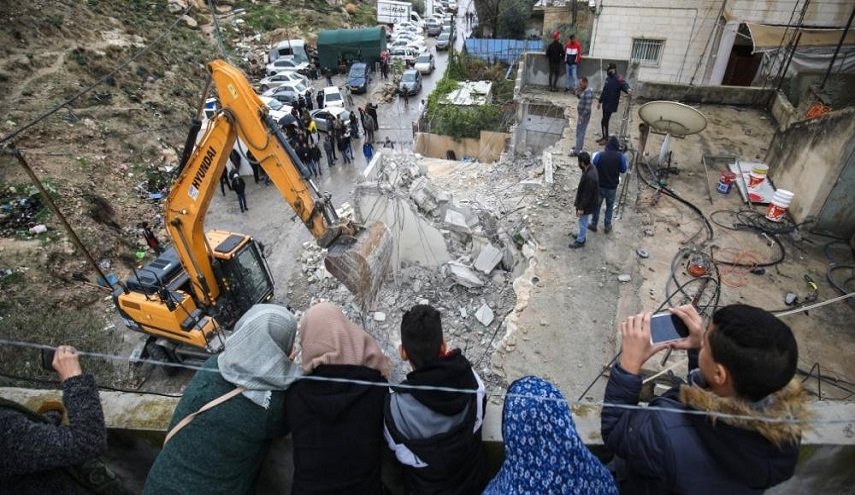 الاحتلال الاسرائيلي يهدم منزلًا مأهولًا في اللد