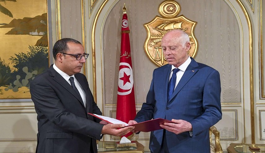 إقالة وزير الداخلية التونسي يكشف عمق الصراع بين الحكومة ورئاسة الجمهورية