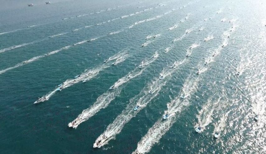 رژه بزرگ شناوری بسیج دریایی در سواحل بندر عسلویه برگزار شد
