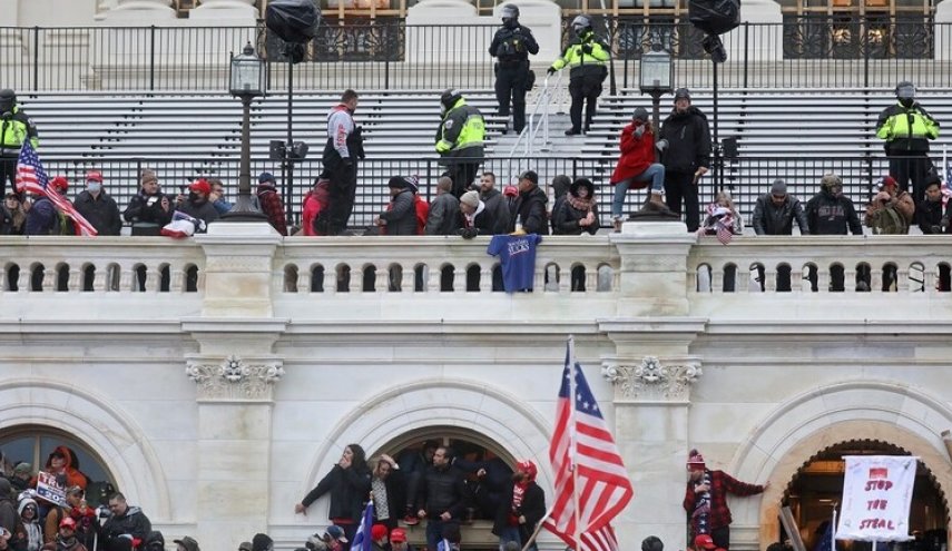 نواب أمريكيون يصابون بكورونا بعد اقتحام مبنى الكابيتول