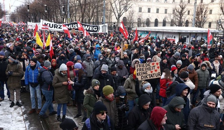 مخالفان محدودیت‌های کرونایی در اتریش تظاهرات کردند