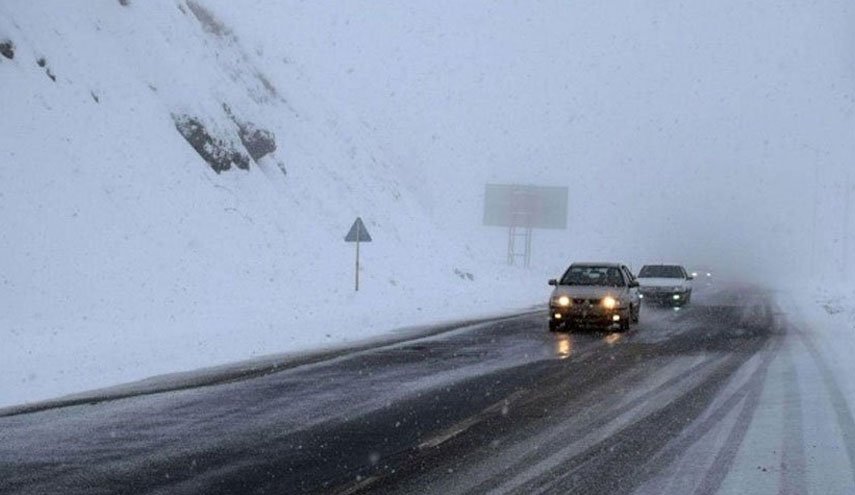 بارش برف و باران جاده‌های ۸ استان را فراگرفت