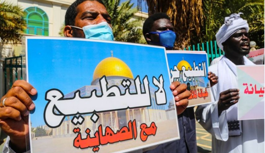 احتجاجات بالخرطوم على التطبيع وحرق لعلم الاحتلال