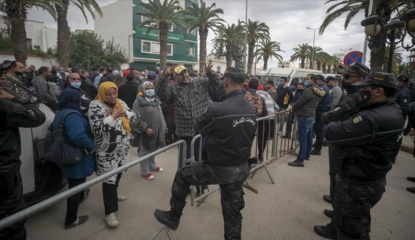 حکومت نظامی در پایتخت تونس و بازداشت صدها نفر در درگیری با پلیس
