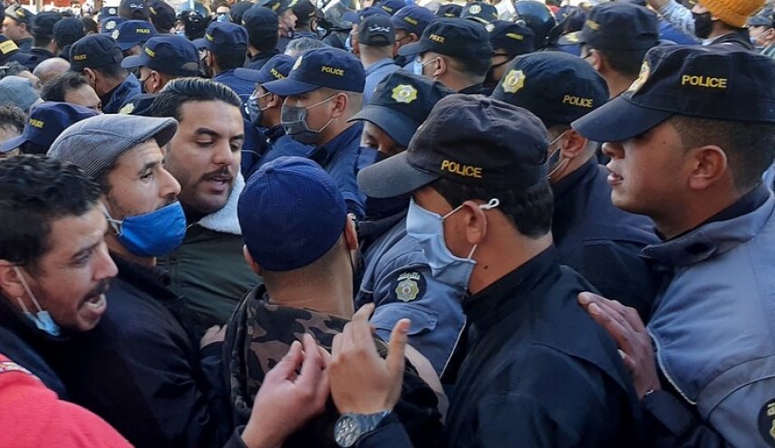 محتجون تونسيون يطالبون بتنحي الحكومة