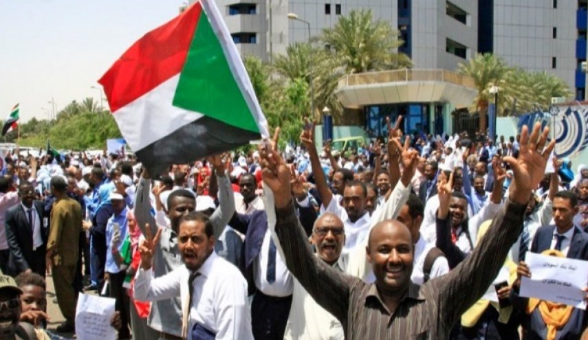 السودان يشهد احتجاجات واغلاق للطرق بعاصمته الخرطوم
