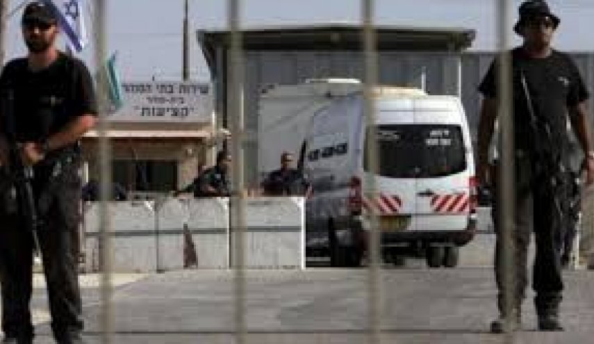 نقل الأسير الفلسطيني خالد غيظان إلى المستشفى