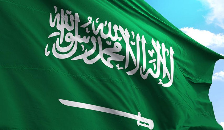 كاتب سعودي يثير ضجة بمطالبته إزالة السيف من علم بلاده
