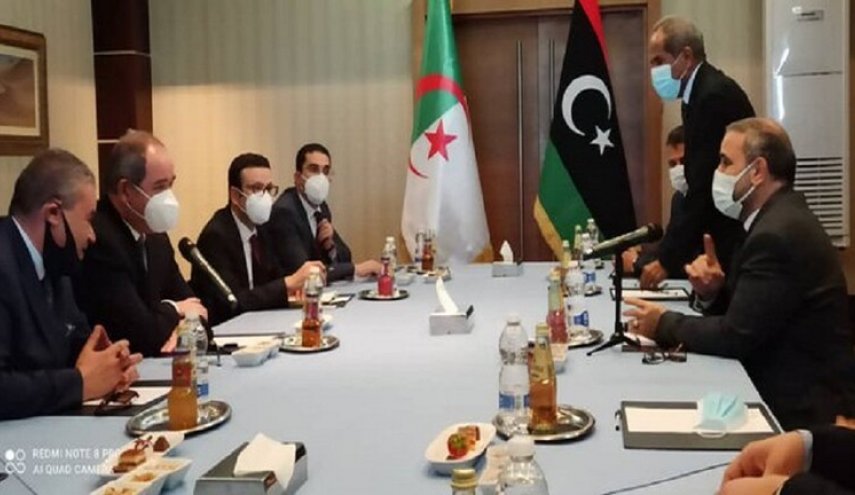 وزير الخارجية الجزائري يكشف دلالات لقائه بمسؤول ليبي 