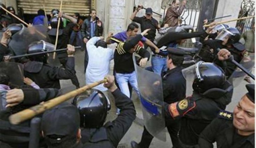 غضب في مصر بعد اعتداء الشرطة على 6 محامين