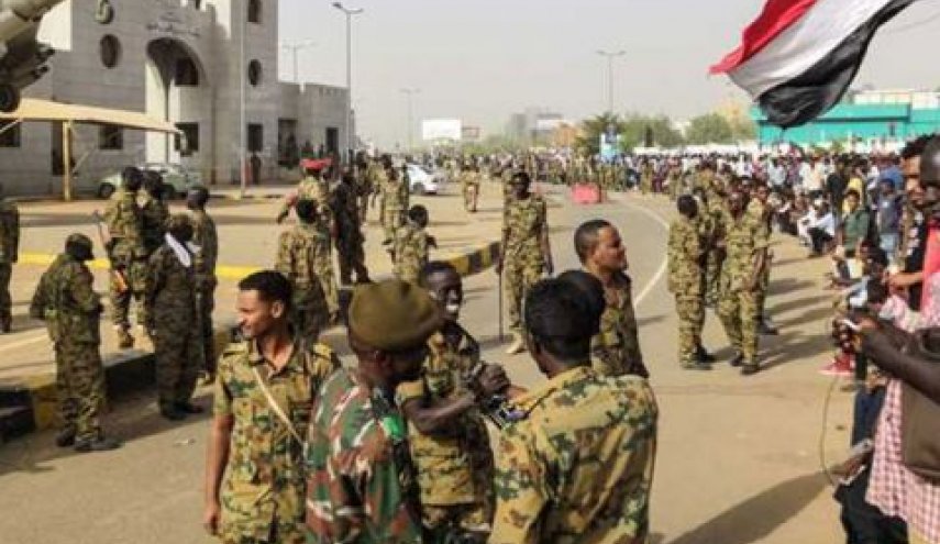 محتجون سودانيون يغلقون معبراً حدودياً بين السودان وإثيوبيا
