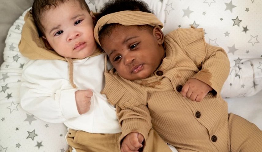 بريطانية تنجب طفلتين توأم بلوني بشرة مختلفين بسبب حالة نادرة