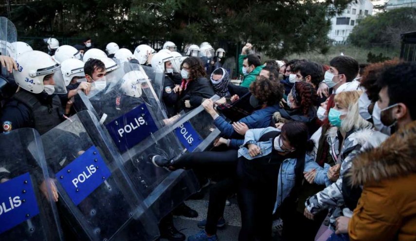 الأمن التركي يعتقل العشرات من الطلاب المحتجين بجامعة البوسفور
