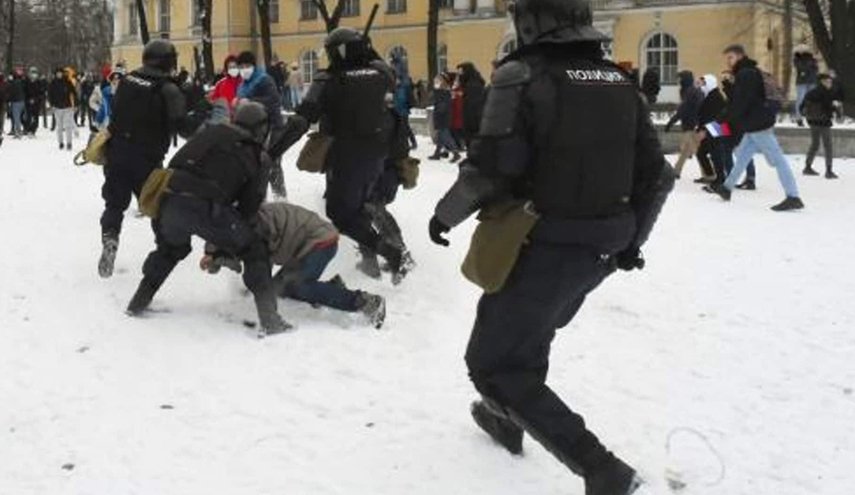 روسيا... اعتقال أكثر من 200 شخص أمام محكمة في موسكو 