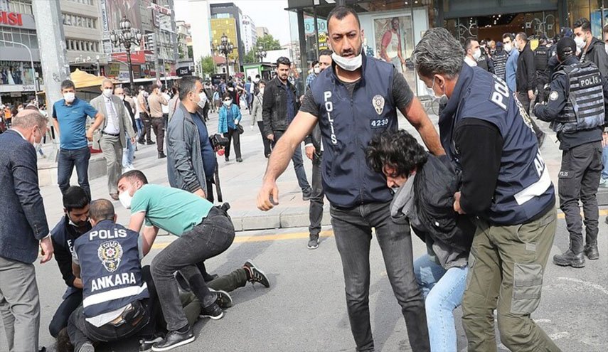 احتجاجات طلابية في اسطنبول والشرطة تعتقل العشرات