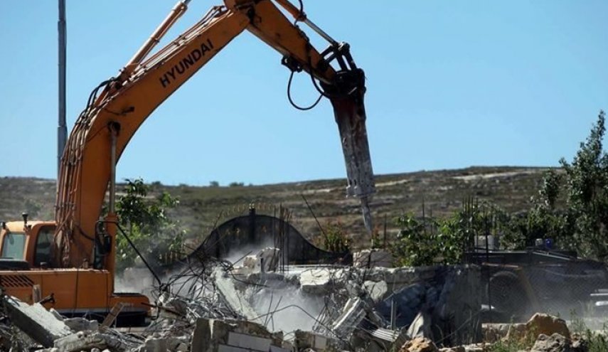 الاحتلال يهدم منزلا لمواطن فلسطيني بالضفة الغربية
