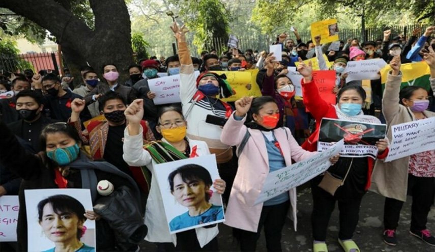احتجاجات ضد الانقلاب في ميانمار والسلطات تقطع الانترنت