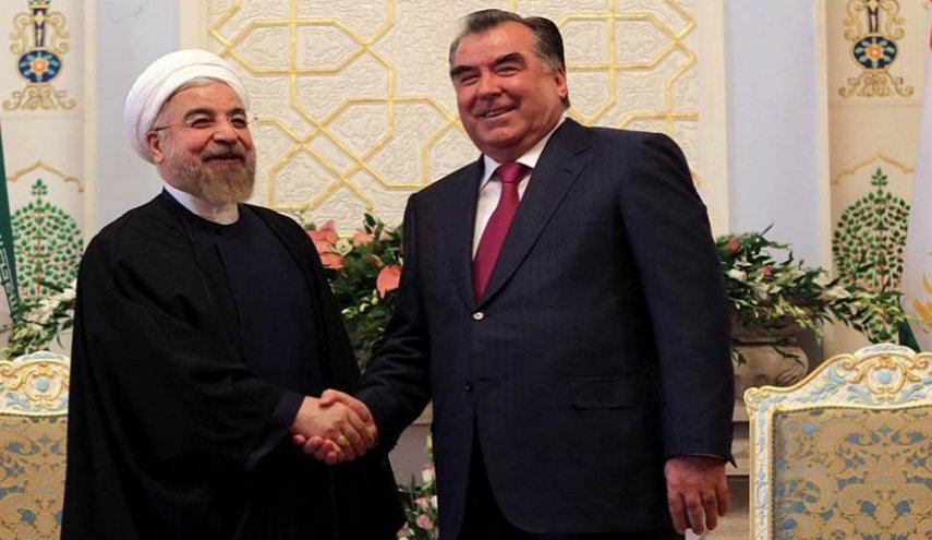 الرئيس الطاجيكي يهنىء الرئيس روحاني بمناسبة ذكرى انتصار الثورة