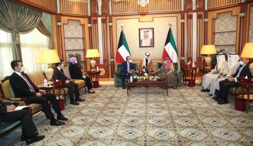 أمير الكويت يستقبل وزير الخارجية التركي