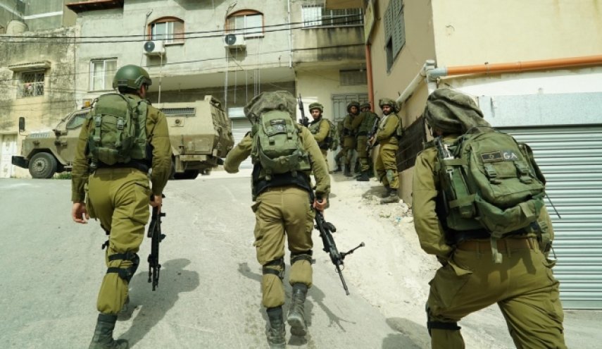 قوات الاحتلال تعتقل عشرات الفلسطينيين بالضفة والقدس