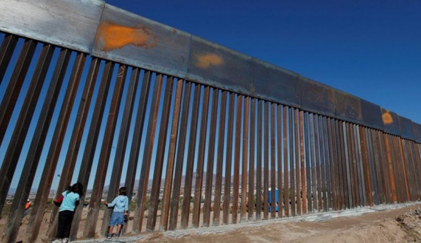 اميركا توقف تمويل الجدار الحدودي مع المكسيك
