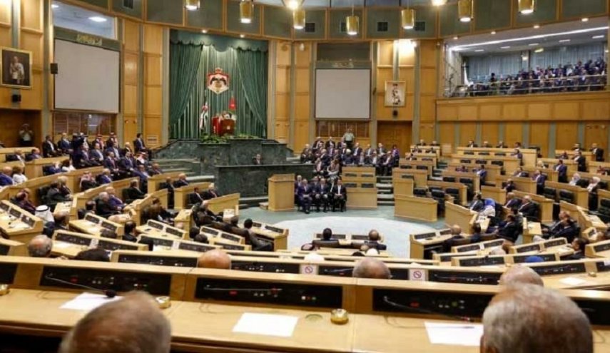 نواب البرلمان الاردني يقدمون طلبا الى الحكومة
