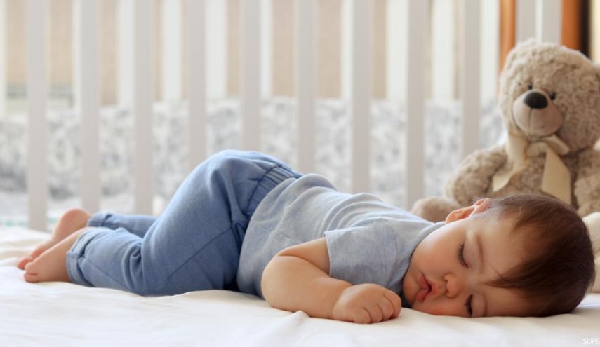 ما هي أفضل حالة لنوم الرضيع المصاب بالزكام؟