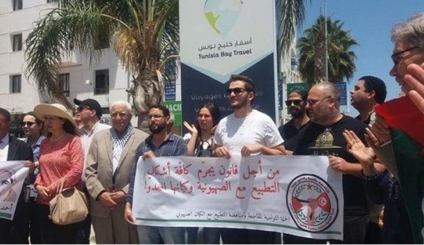 هتافات رافضة للتطبيع خلال فعالية أمام سفارة فرنسا بتونس