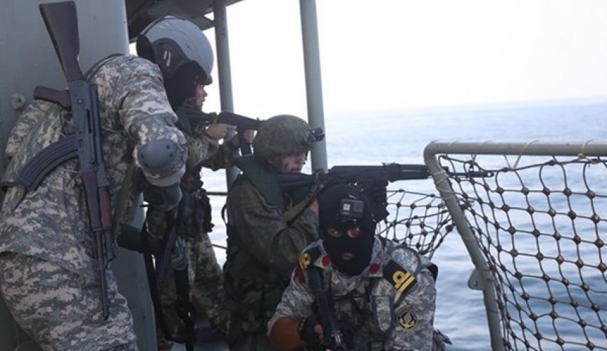 المناورات البحرية الايرانية الروسية.. تمرين لتحرير سفينتين مختطفتين