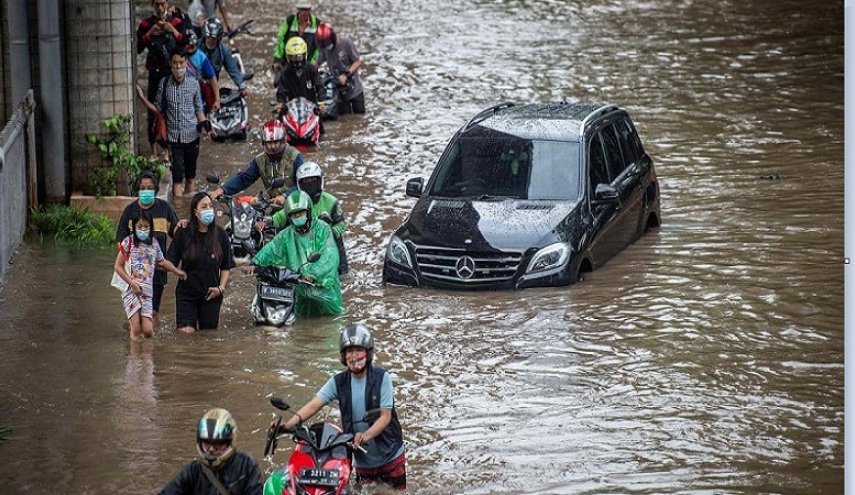 إندونيسيا .. نزوح أكثر من ألف شخص إثر فيضانات عارمة