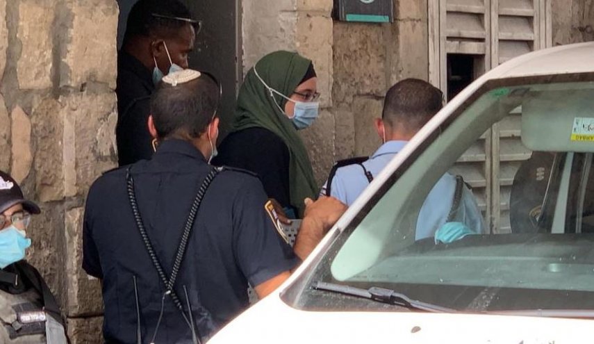 الاحتلال يعتقل فتاة من داخل مصلى باب الرحمة