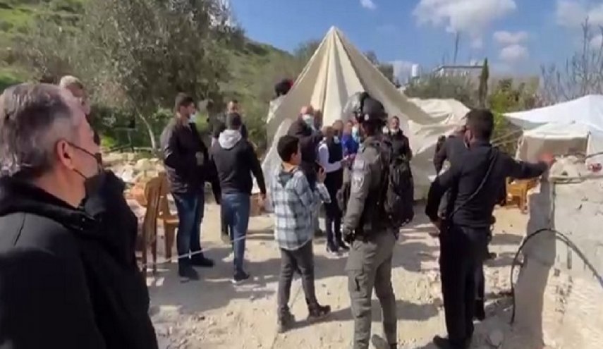 قوات الاحتلال تداهم خيمة أقامتها عائلة فلسطينية شرقي القدس المحتلة
