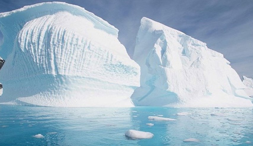 جبل جليدي ينفصل عن بقية كتلته في أنتركتيكا