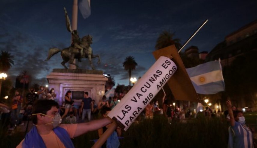  الأرجنتين تشهد احتجاجات على التميز في التطعيم ضد كوفيد-19