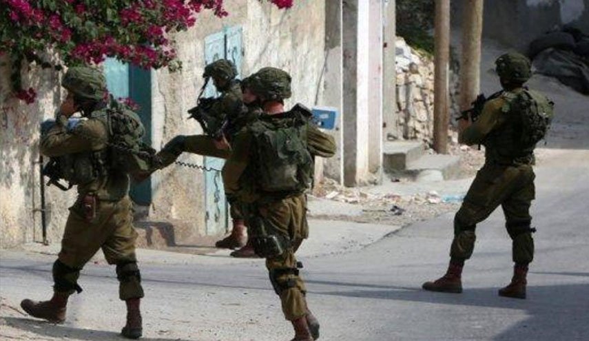 الاحتلال يعتقل 13 مواطنا فلسطينيا