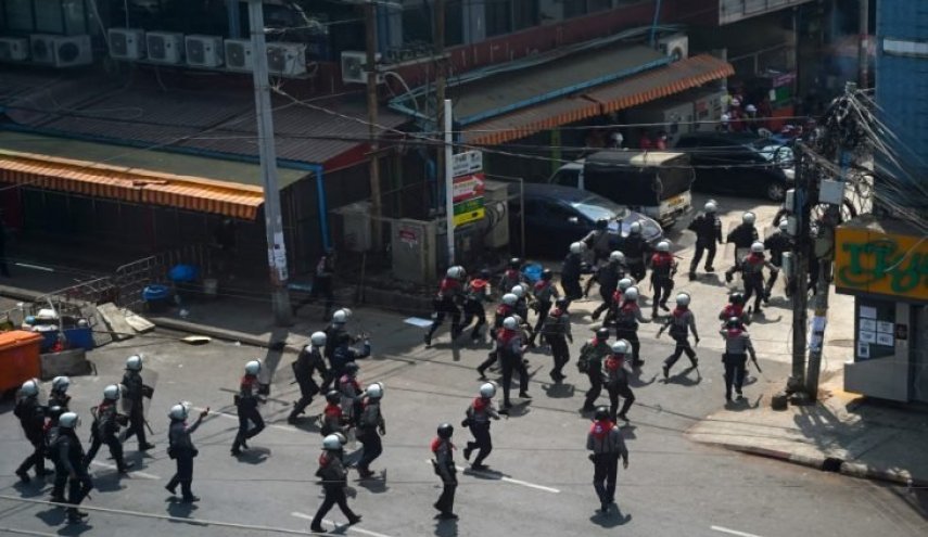 شرطة ميانمار تطلق الرصاص الحي على المتظاهرين 
