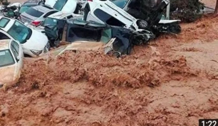 تطوان تغرق.. فيضانات تضرب المدينة المغربية وتجرف معها السيارات والمنازل