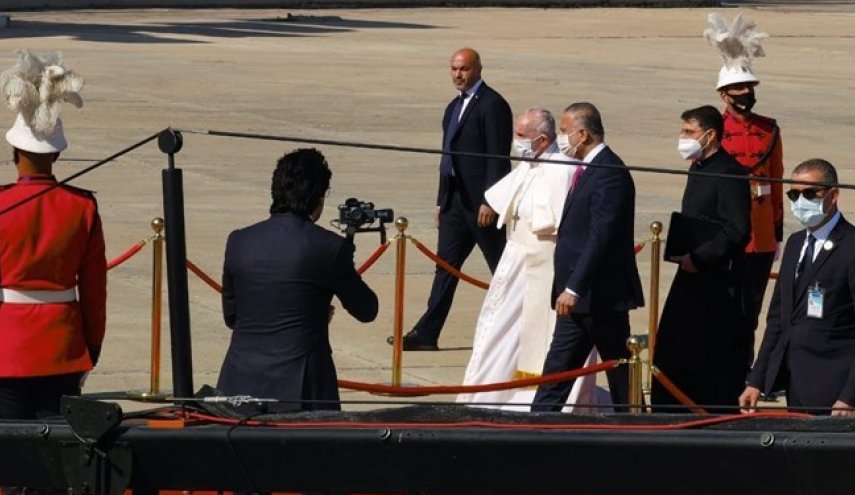 نخست‌وزیر عراق از پاپ فرانسیس استقبال کرد