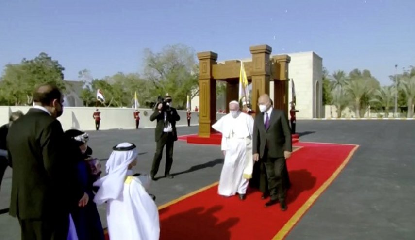 بالصور...البابا فرنسيس يصل قصر بغداد ويلتقى الرئيس العراقي