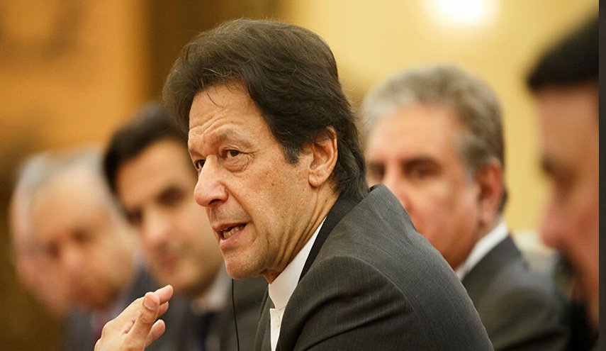 رئيس وزراء باكستان يفوز باقتراع على الثقة في البرلمان

