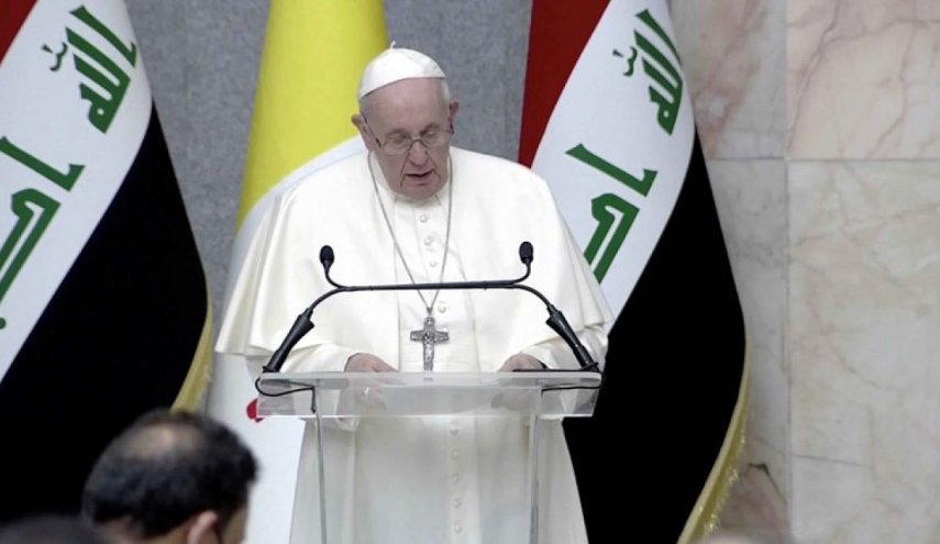 شاهد.. بابا الفاتيكان يقبل العلم العراقي