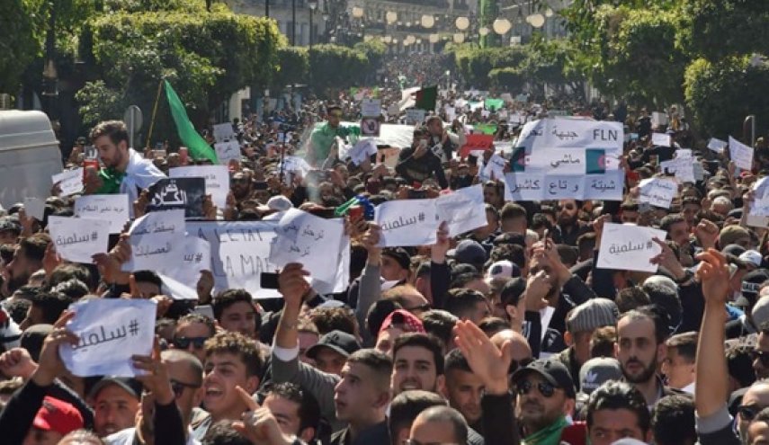 آلاف الجزائريين يتظاهرون مجددا ضد النخبة السياسية والعسكرية