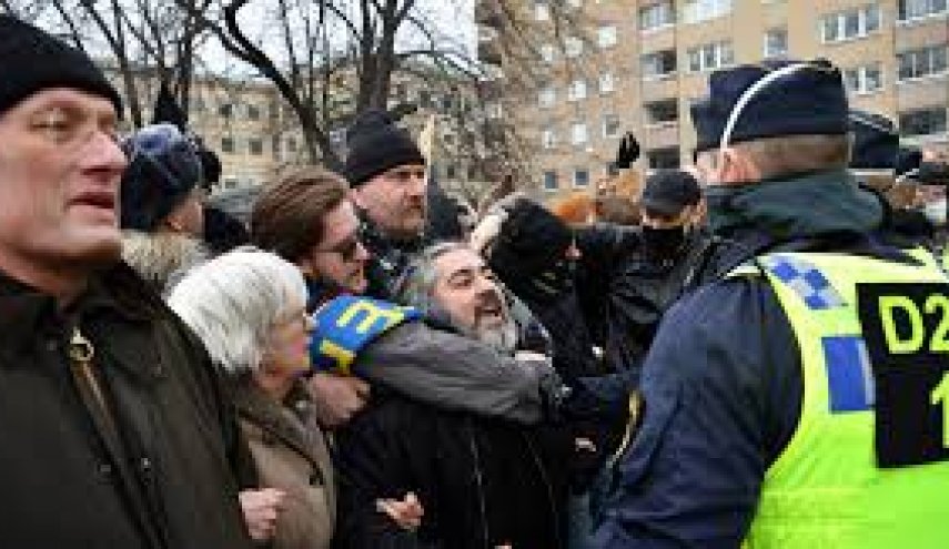 شرطة السويد تفرق محتجين على قيود 'كورونا' في ستوكهولم